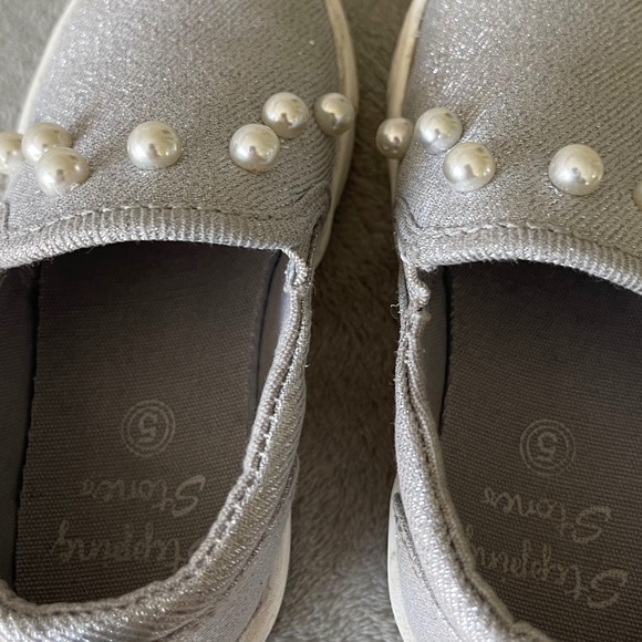 Toddler Slip On Sneakers Size 5 - Picture 8 of 12